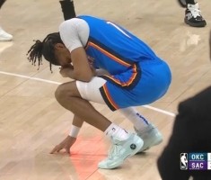 kaiyun-晕乎了！以赛亚-乔和埃利斯争抢球 被后者坐到脸部贴地&amp;下场检查