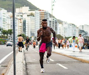 这是51岁？泽-罗伯托晒跑步照身材炸裂，腹肌如同刀刻斧凿！